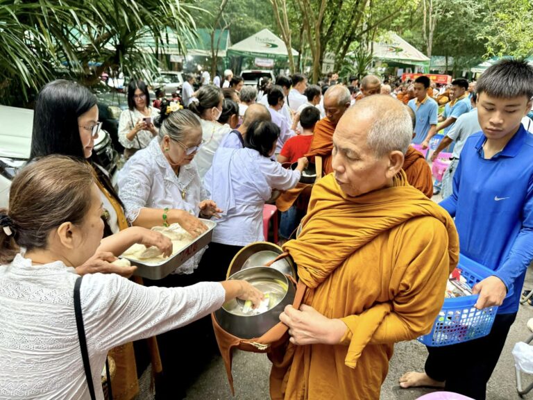 ครูบาอาจารย์ออกรับบิณฑบาต โปรดลูกศิษย์อีกเช้านึง ที่วัดถ้ำเต่า