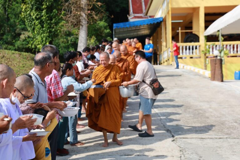 ภาพบรรยากาศ การตักบาตรงานบุญกฐินสามัคคี ปี 2567 วัดเขาสอยดาวเหนือ