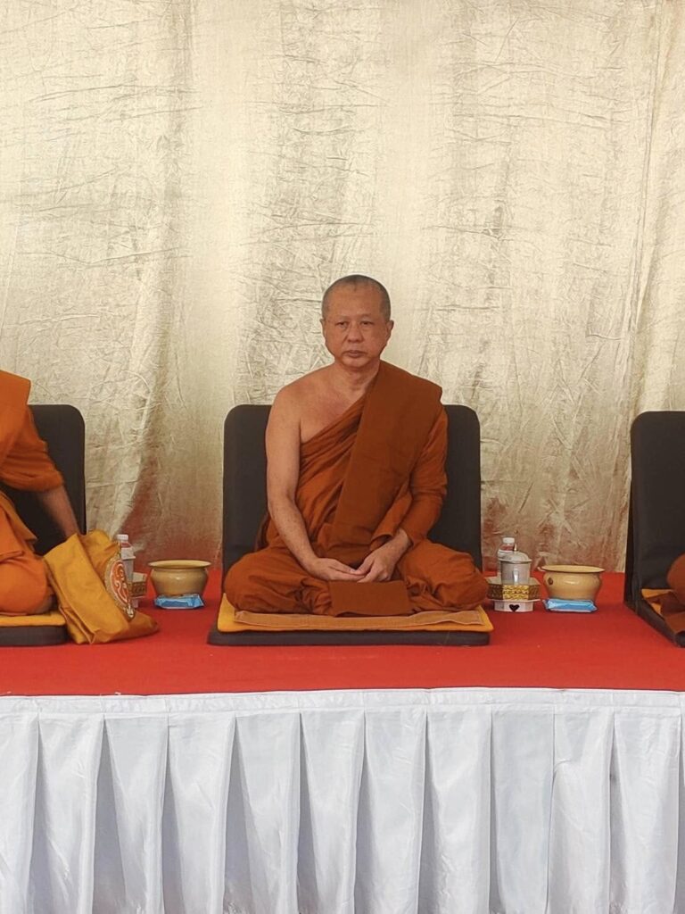 ร่วมพิธีเจริญพระพุทธมนต์เปิดงานปิดทองฝังลูกนิมิต ณ วัดรัตนวนาราม